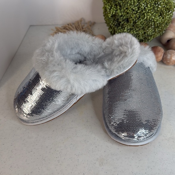 UGG
SCUFFETTE MIRROR BALL - Slippers - silver Sz 5 - Picture 8 of 9